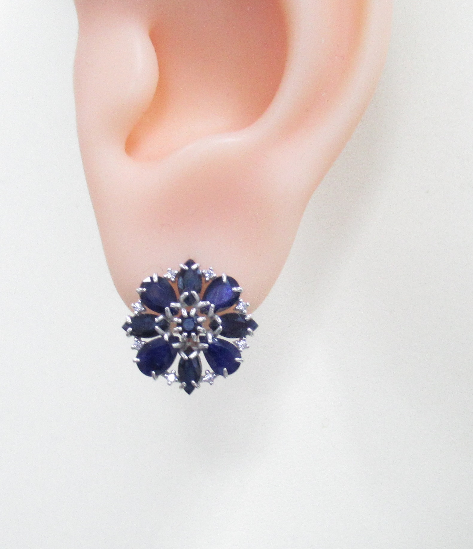 Серебряные серьги 925 пробы; вставки 16 Фианит бесцв.; 2 Сапфир 0,4 U/2; 8 Сапфир 2,6 U/2; 8 Сапфир